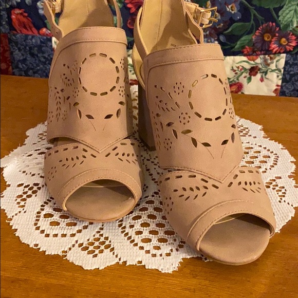 CL by Laundry 2 1/2” Platform Shoes - Picture 3 of 8